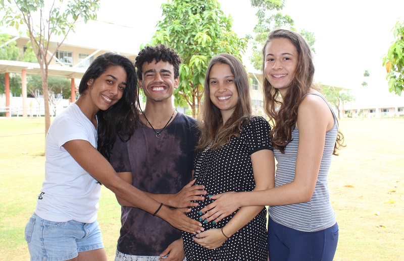 Suzana, Lucas e Júlia, com a professora Marina Razzé e sua Maíra, que nasce em breve e já ganha o carinho dos atletas campeões